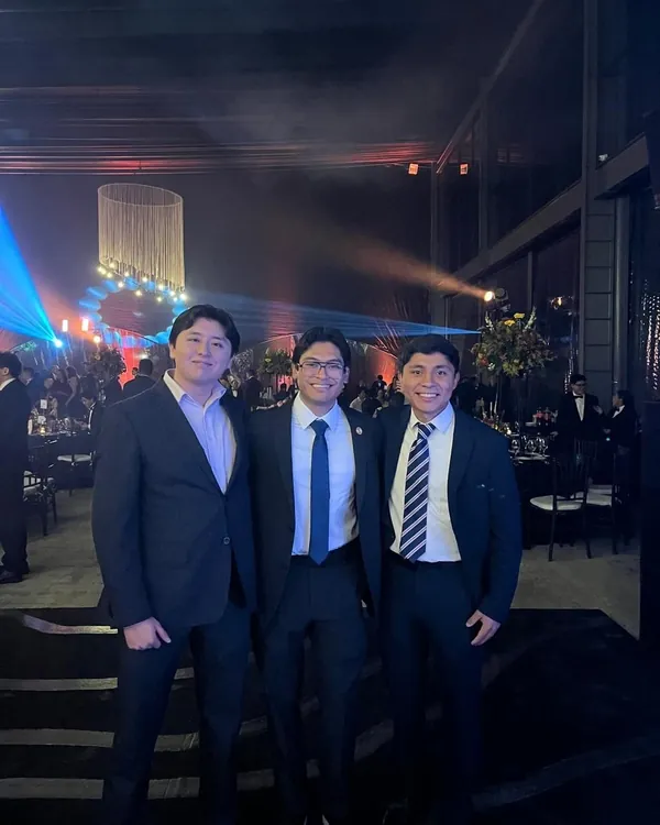 El equipo de Alba en una gala de premiación