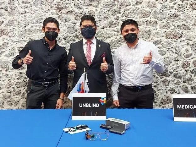 El equipo junto al letrero de UNBLIND y su primer prototipo, en Solve for Tomorrow de Samsung