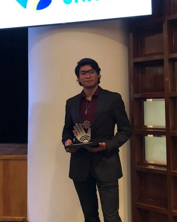 Con el trofeo del Premio UNITEC