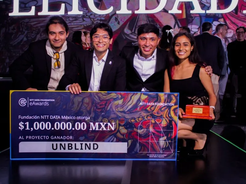 El equipo con el cheque de UNBLIND como ganador de los eAwards México