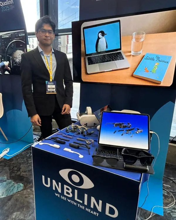Stand de UNBLIND con los prototipos de lentes, en Qualinn 2025 en Cali