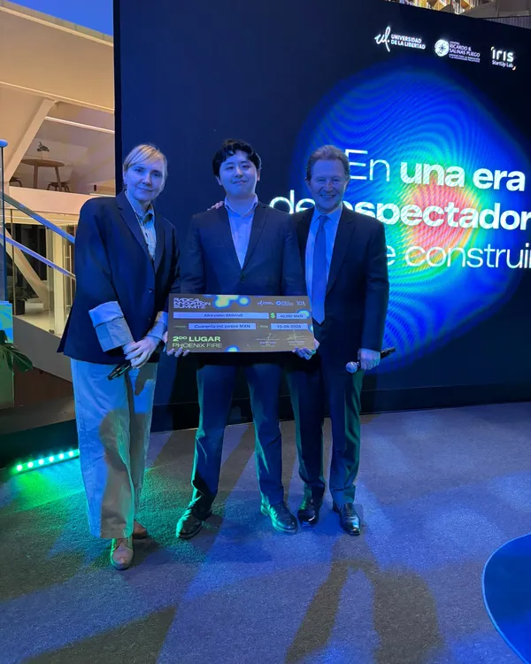 Con el cheque del segundo lugar de Phoenix Fire, en el Centro Ricardo B. Salinas Pliego