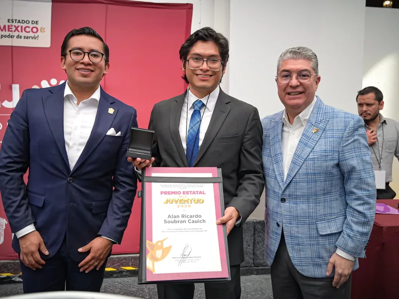 Alan Soubran, CEO de Alba, con el diploma del Premio Estatal de la Juventud 2026 del Estado de México